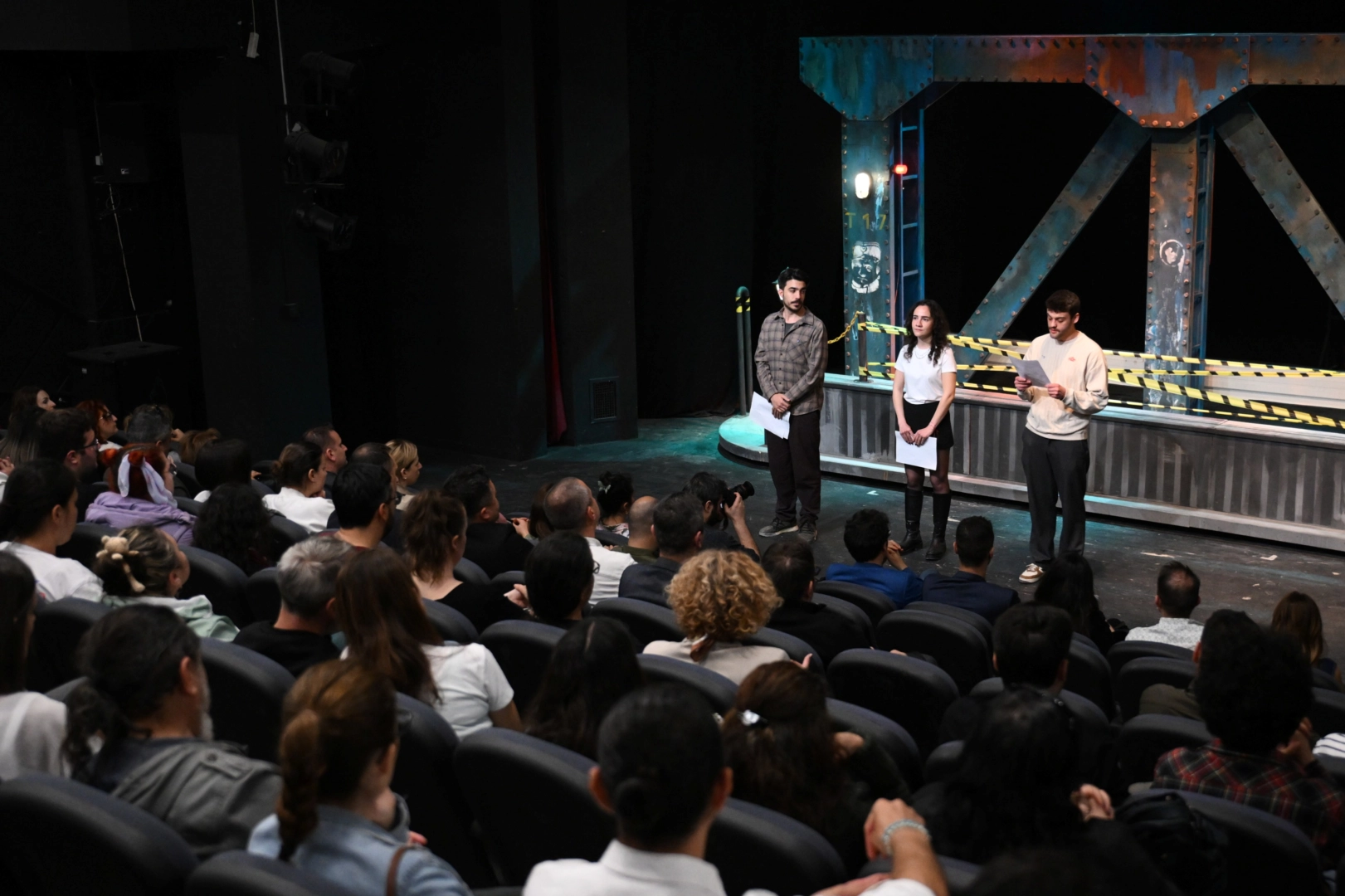 İzmir'de Bornova Şehir Tiyatrosu'ndan unutulmaz prömiyer