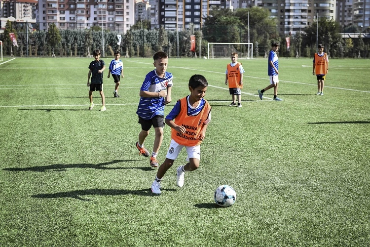 Başkentli minikler yaz tatilinde futbolla buluştu
