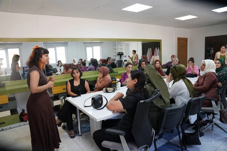 DBB’nin kursundan faydalanan kadınlara toplumsal cinsiyet odaklı atölye